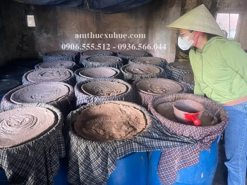 Mắm ruốc bún bò Huế có màu sắc tự nhiên và hương thơm nồng nàn