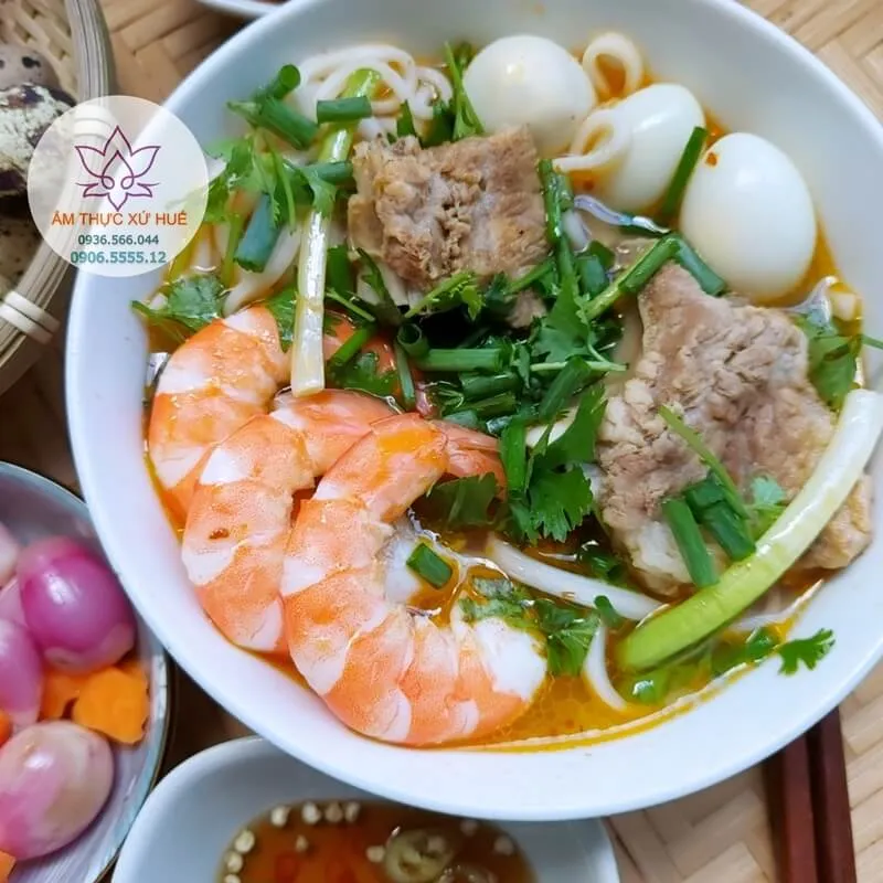 Bánh canh khô Huế nấu cùng mắm ruốc mang lại hương vị mới lạ