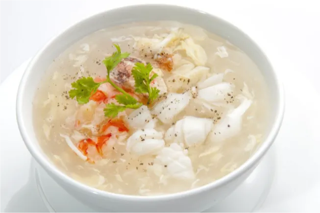 Nấu cháo cá chép cho bé ăn dặm mẹ lưu ý gỡ hết xương cá để tránh cho bé khỏi bị hóc