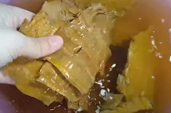 Măng khô ngâm trong nước lạnh giúp sợi măng nở đều và mềm