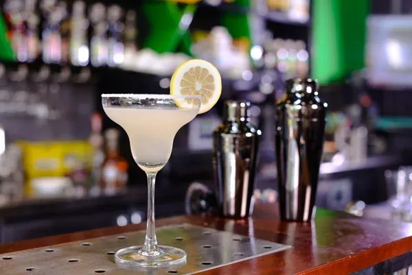 Ly Cocktail Margarita kinh điển với viền muối tinh tế