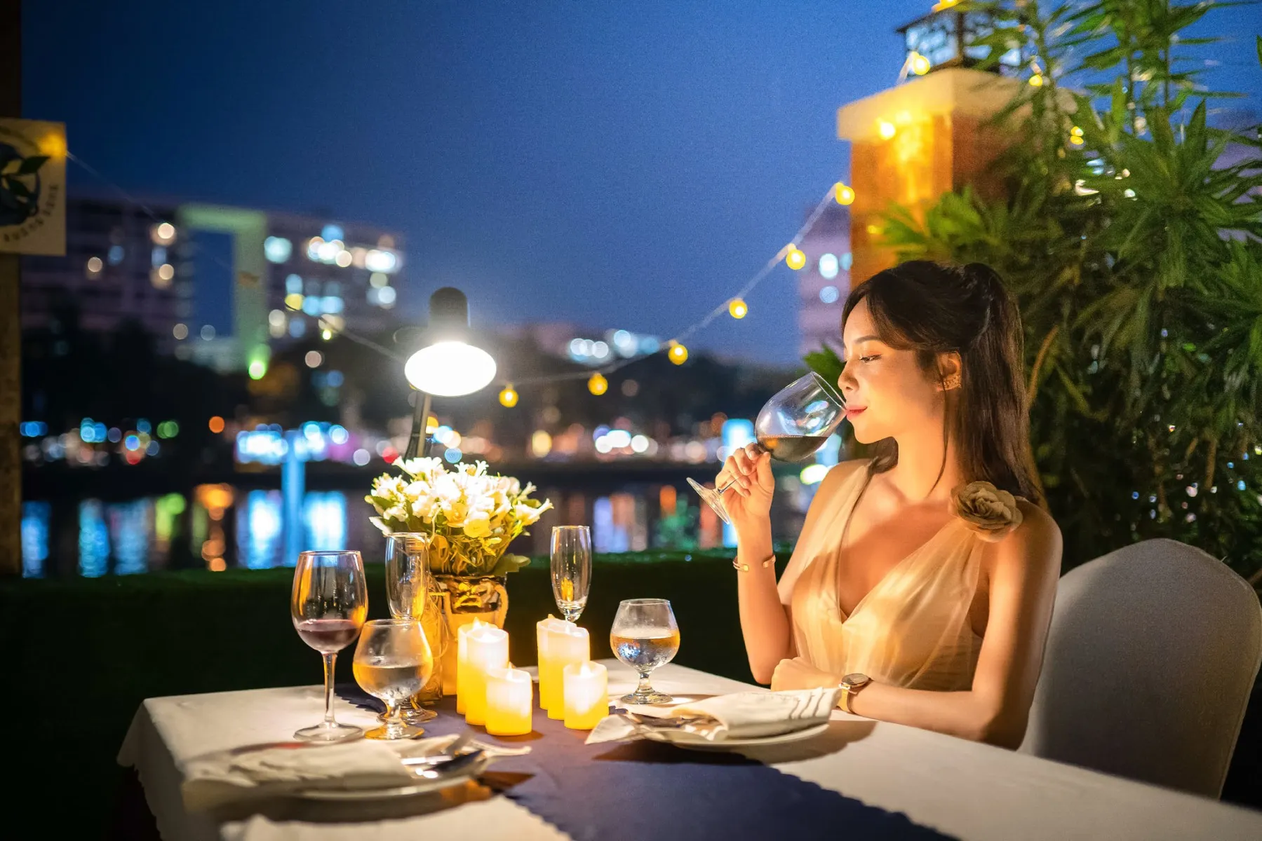 Không gian Mars Venus với ánh đèn lấp lánh, thiết kế vườn nhiệt đới lãng mạn