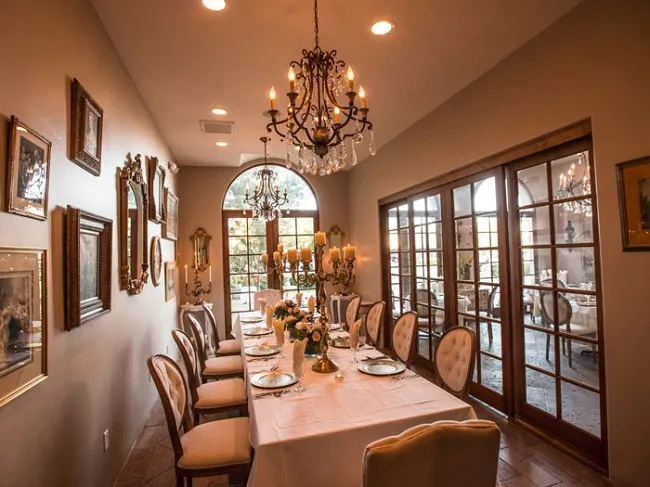 Bàn tròn lớn phục vụ các buổi tiệc ngoại giao VIP