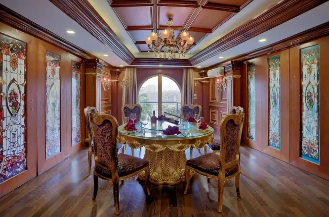 Sử dụng đèn chùm làm điểm nhấn trong thiết kế phòng VIP