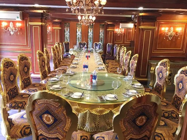 Trang trí phòng VIP với tranh sơn mài và bình gốm Việt