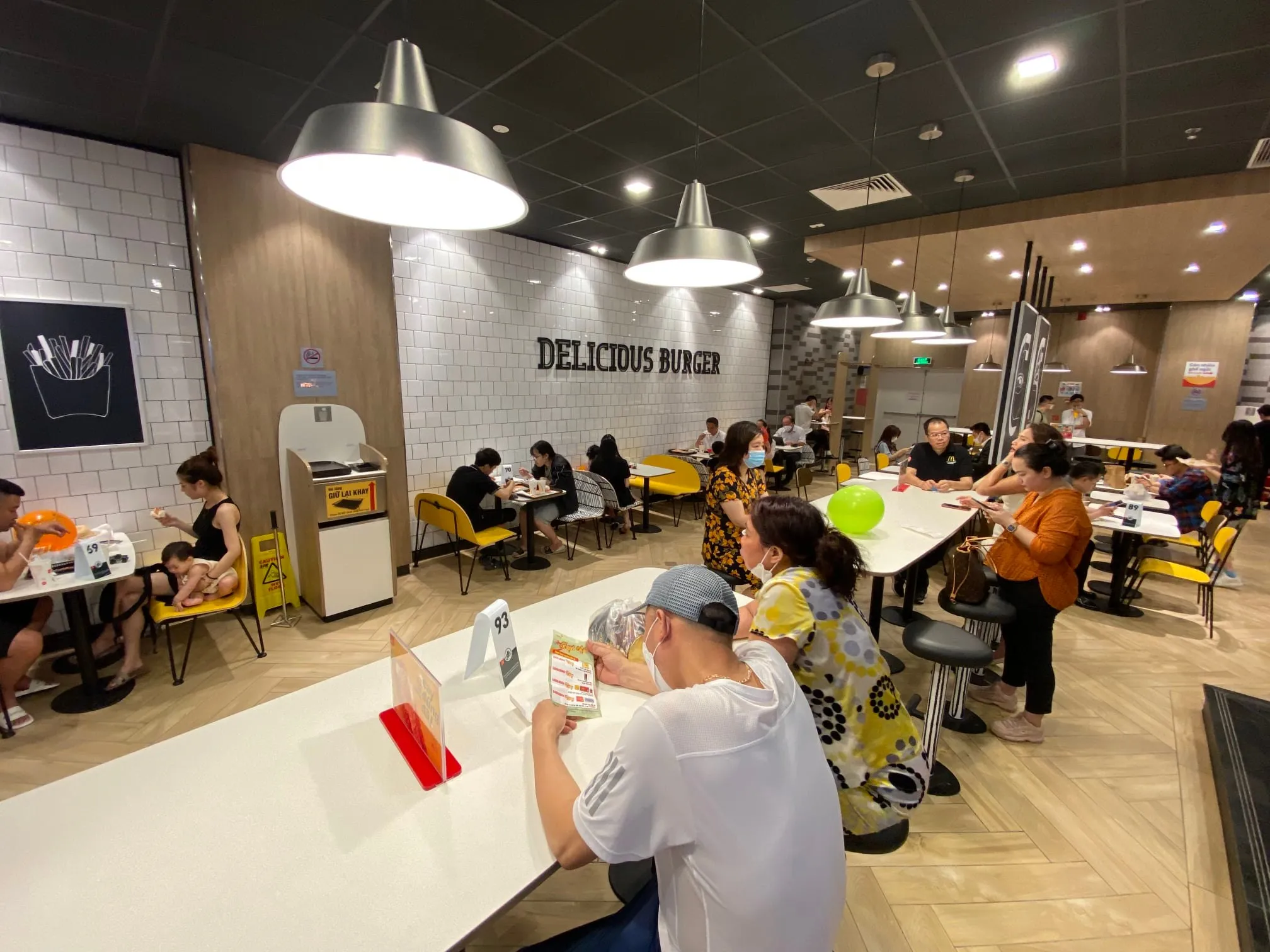 Hệ thống cửa hàng McDonald's tại Sài Gòn