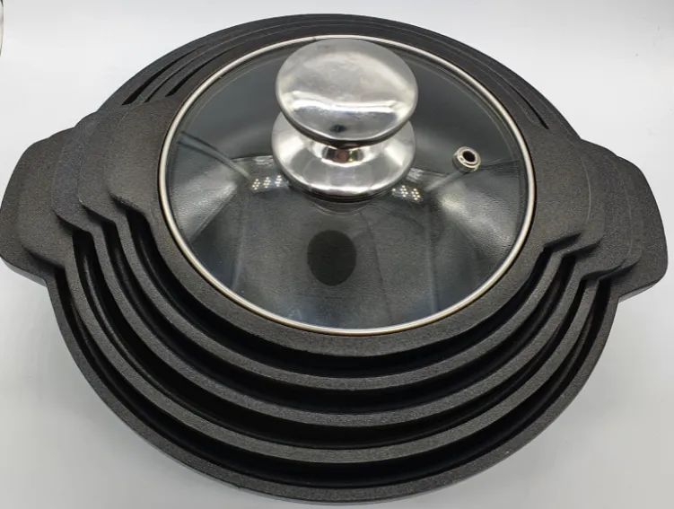 Trình bày mì cay trong thố đất đen giúp món ăn trông chuyên nghiệp và hấp dẫn hơn