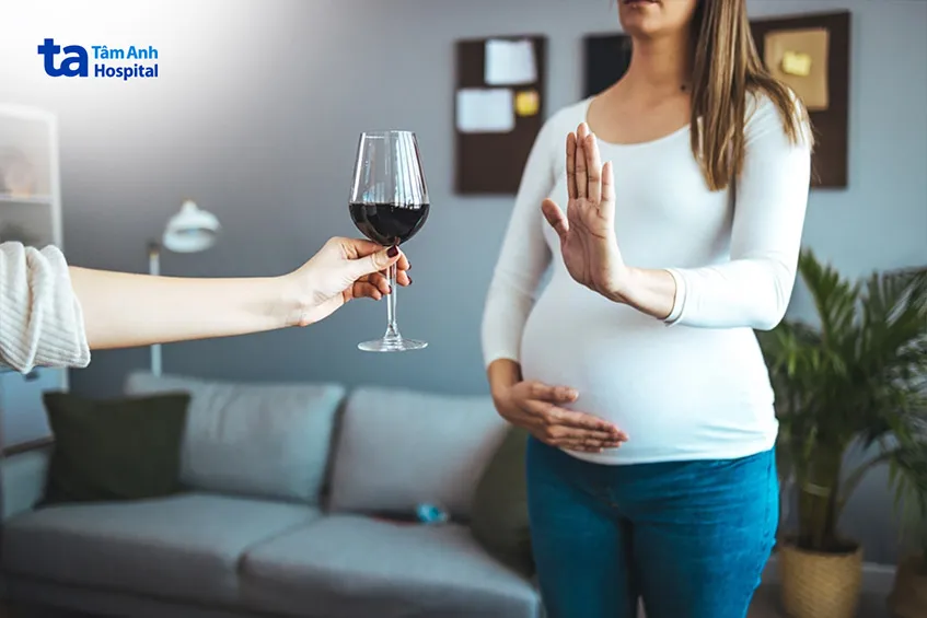 Mẹ bầu cần tránh sử dụng chất kích thích và đồ ăn cay nóng