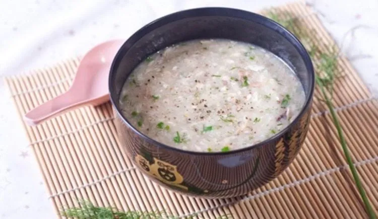 Cung cấp dinh dưỡng từ cháo gà cho bé với bông cải xanh