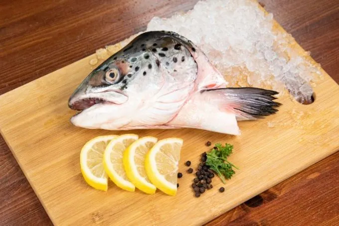 Mẹo nhỏ giúp canh đầu cá hồi luôn trong và thơm