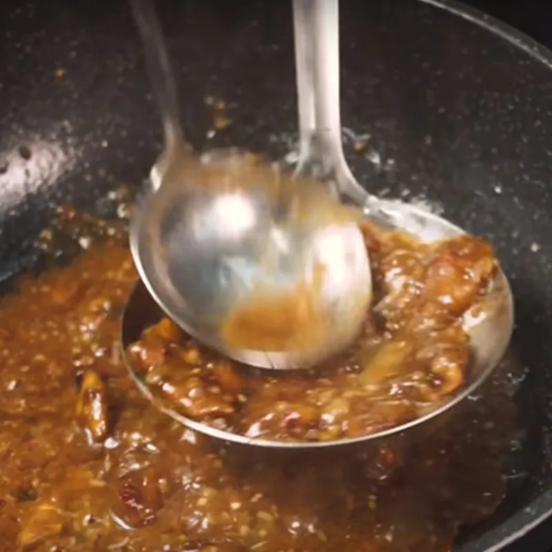 Nấu nước sốt me cho cua biển