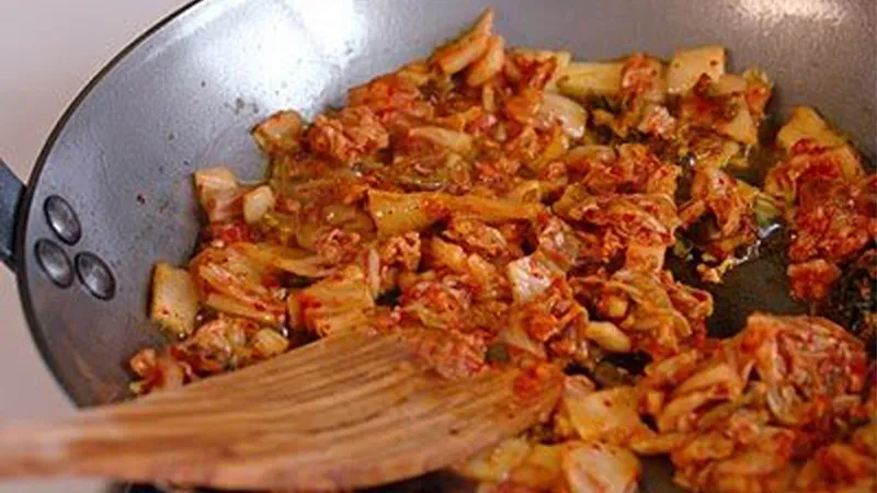 Kim chi cải thảo đang được xào trong chảo