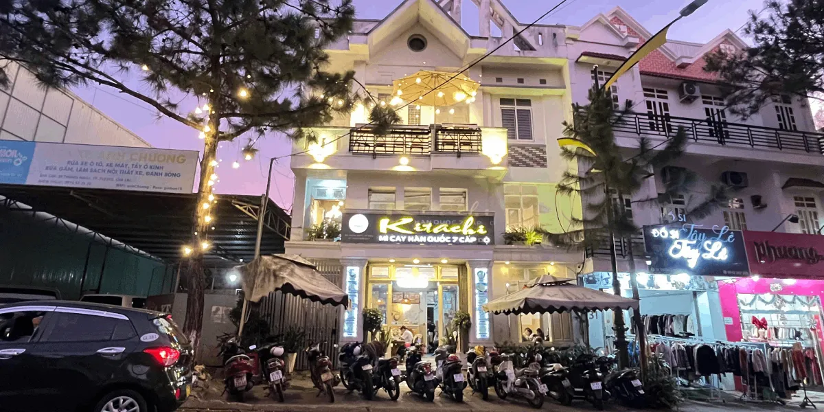 Tô mì cay 7 cấp độ nóng hổi với đầy đủ topping tại mì cay Kitachi Gia Lai