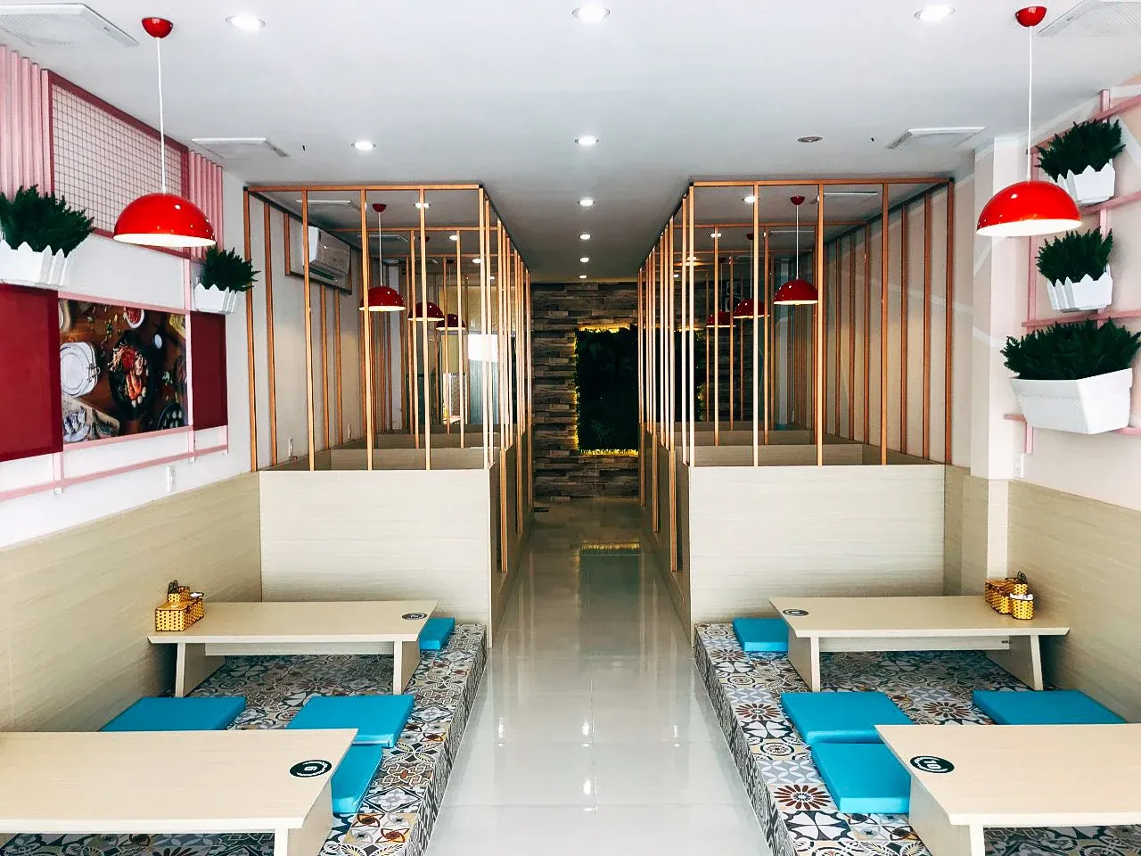 Mì cay Omega với không gian tối giản, hiện đại