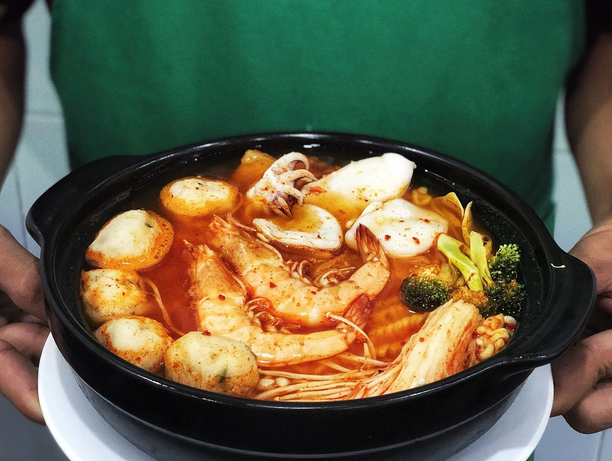 Tô mì cay Omega với topping đa dạng