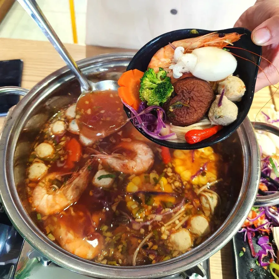 Tô mì cay Sasin đầy đặn với hải sản tươi sống