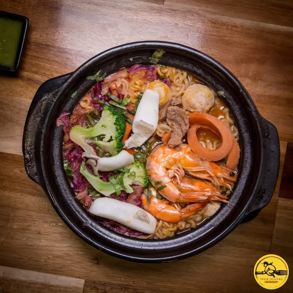 Mì cay Seoul trang trí bắt mắt và chuyên nghiệp