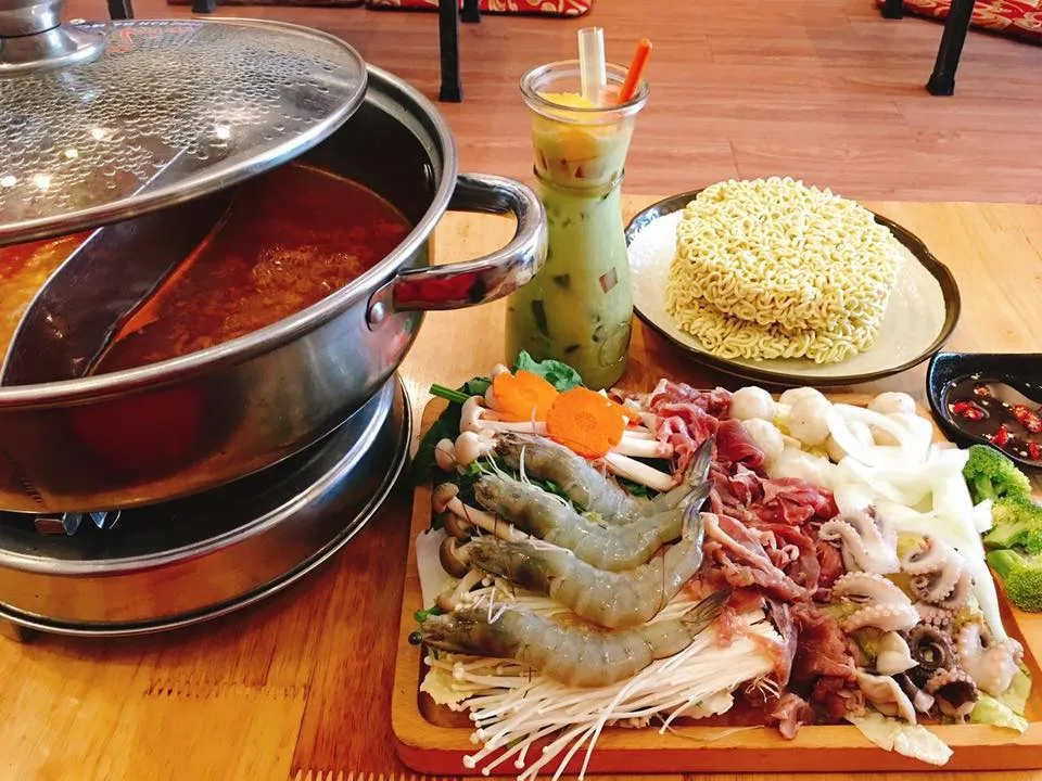 Nước dùng sóng sánh mỡ màng, kích thích vị giác