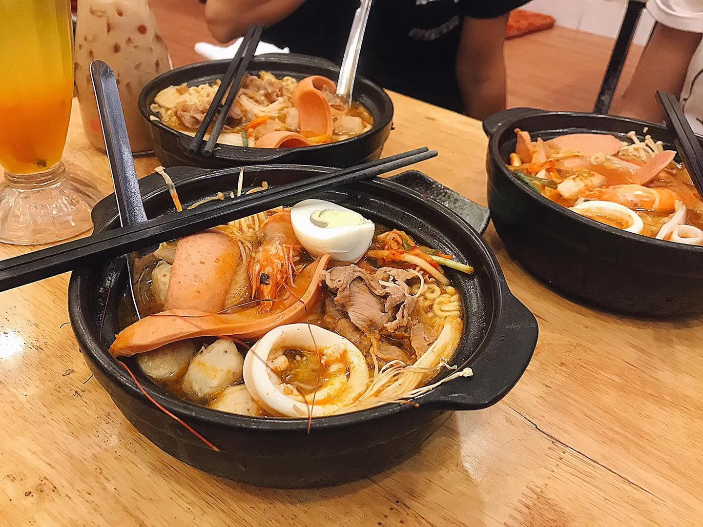 Topping tươi ngon là điểm tự hào của mì cay Shin