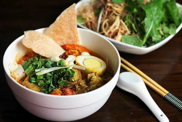 Nguyên liệu tôm tươi, thịt ba rọi và trứng luộc chuẩn bị nấu mì Quảng