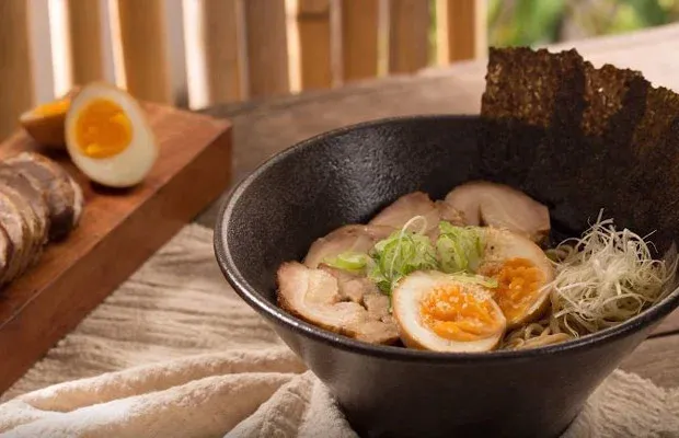 Mì Ramen Nhật Bản với đầy đủ các loại topping hấp dẫn