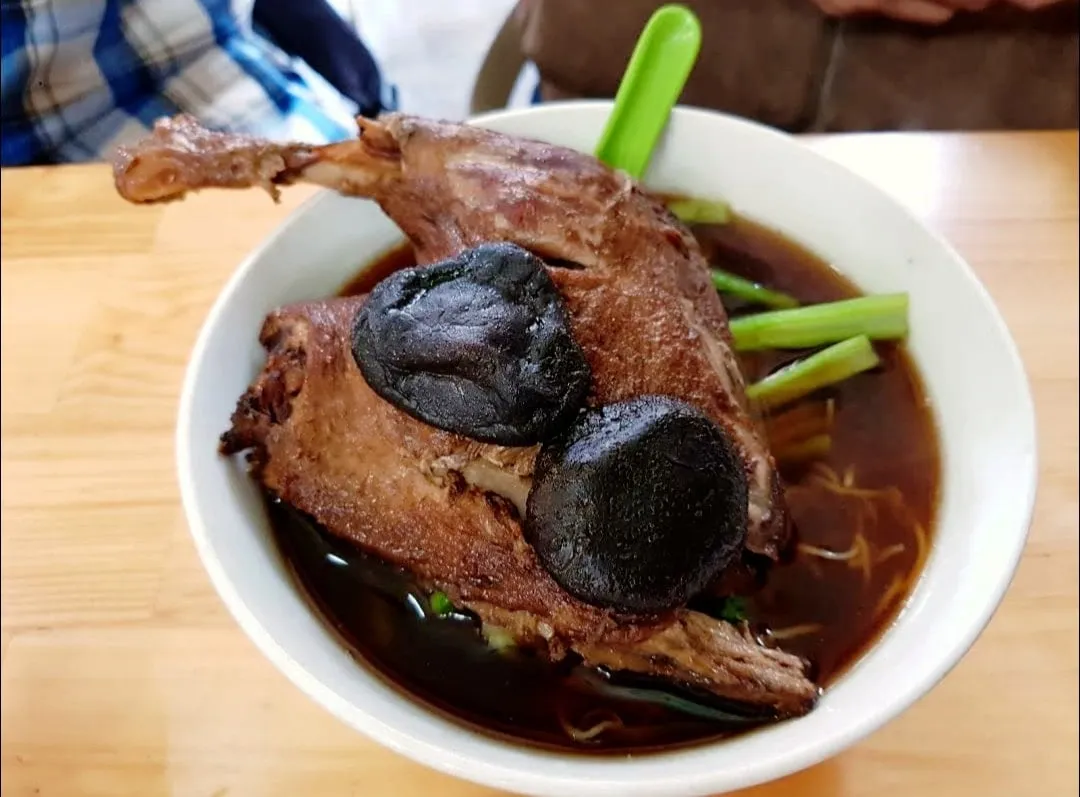 Bát mì vịt tiềm Hải Ký với đùi vịt chiên sơ trước khi tiềm cho lớp da dai nhẹ