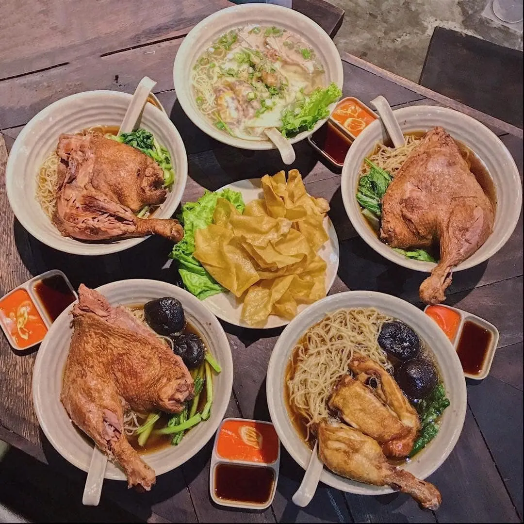 Món mì vịt tiềm với đùi vịt to bản là đại diện tiêu biểu cho tinh hoa ẩm thực khu vực Quận 5