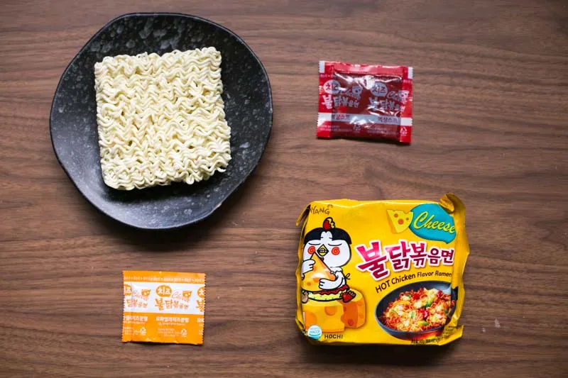 Sự hòa quyện của bột phô mai Cheddar và sốt gà cay