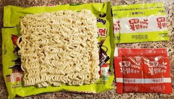 Sự kết hợp giữa mì tương đen truyền thống và sốt cay Buldak