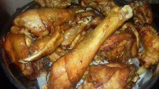 Miếng gà vàng đều sau khi chiên sơ, sẵn sàng để tiềm ớt hiểm