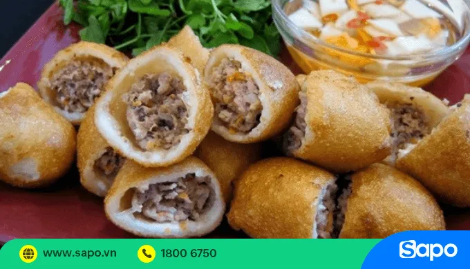 Nguyên liệu đồ ăn vặt đa dạng trên bàn bếp