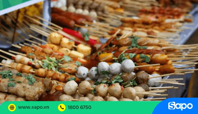 Nhân viên phục vụ mang đồ ăn ra bàn