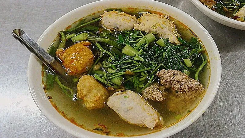 Bánh đa cua Hải Phòng với sợi bánh đa đỏ đặc trưng