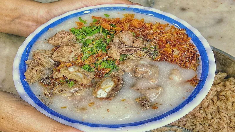 Cháo sườn ông Tạ với nước cháo ngọt thanh từ xương hầm