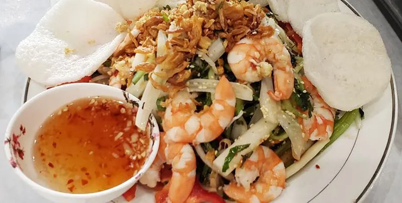 Gỏi ngó sen tươi mát với nước mắm chua ngọt