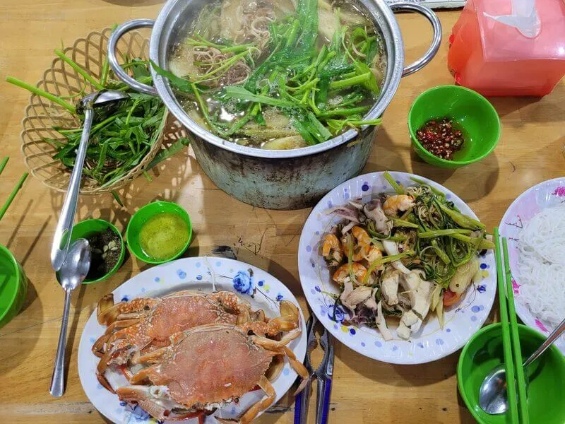 Lẩu hải sản và ghẹ hấp tươi ngon tại quán Mỹ Lệ 2