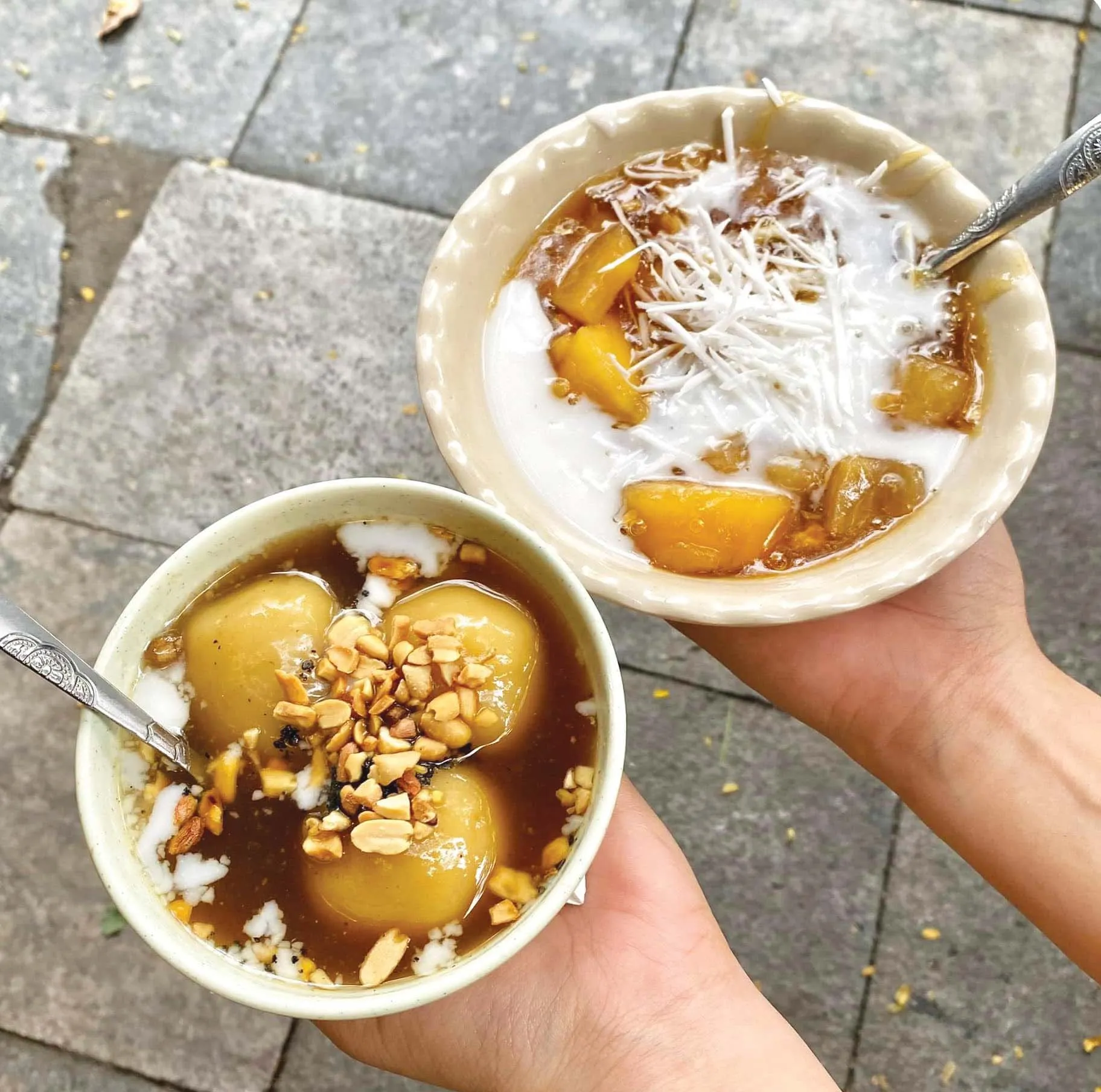 Đa dạng các loại chè Việt Nam ngọt thanh với nước cốt dừa và hạt sen bổ dưỡng.