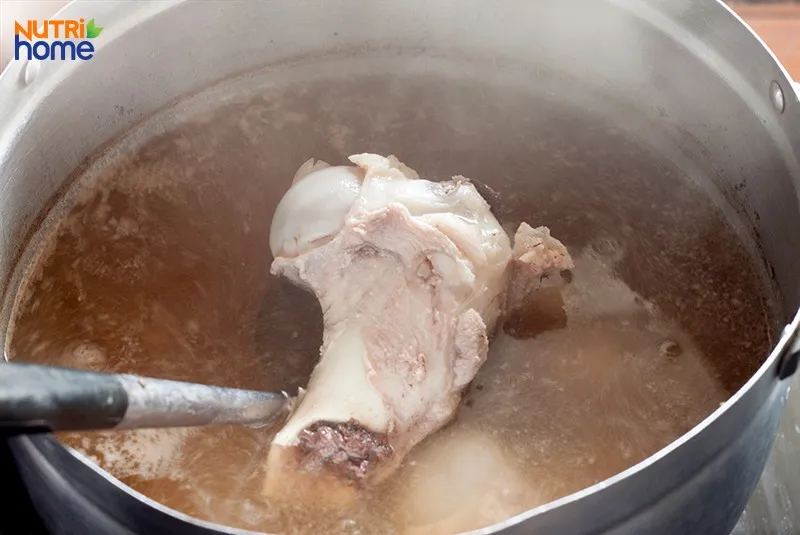 Minh họa nước hầm xương không chứa đủ lượng canxi như mẹ lầm tưởng