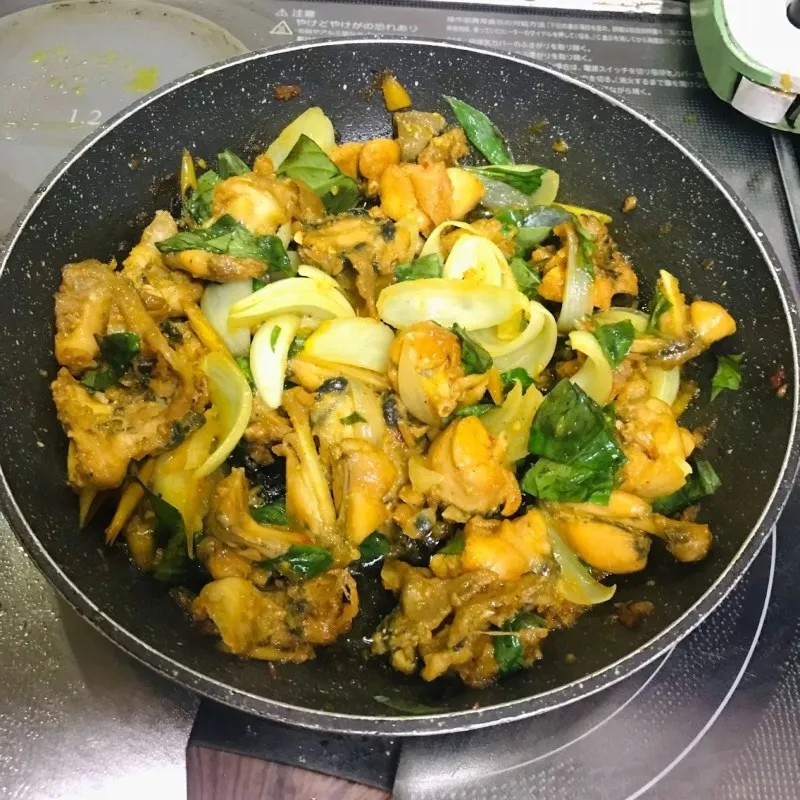 Món ếch xào lăn đã hoàn thành với hành tây và rau húng quế