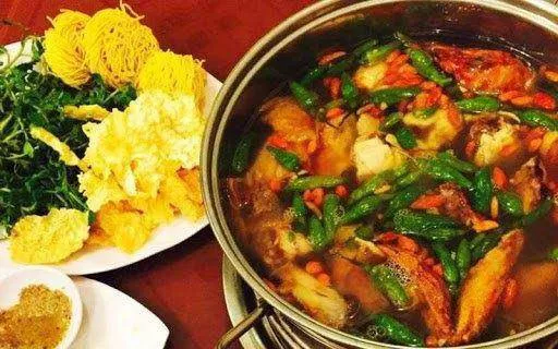 Món lẩu gà tiềm ớt hiểm đã hoàn thành, sẵn sàng để thưởng thức cùng rau sống