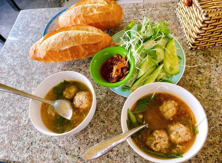 Lẩu gà lá é - Đặc sản Đà Lạt