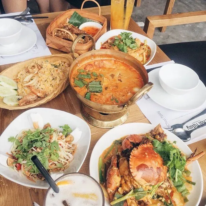 Món Tôm rang me chua ngọt, một trong những điểm nhấn nổi bật của thực đơn Chai Talay