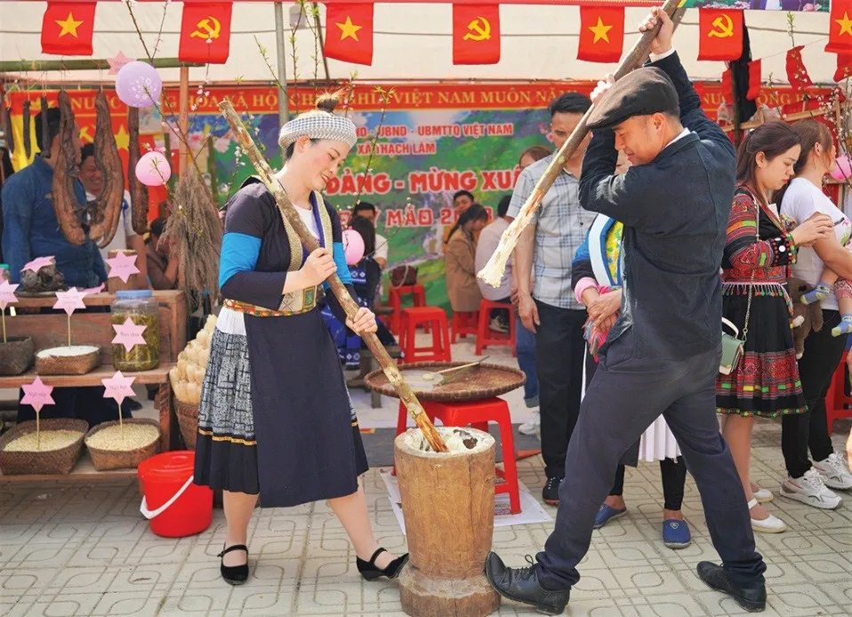 Đồng bào Mông giã bánh dày tại lễ hội truyền thống năm 2026.