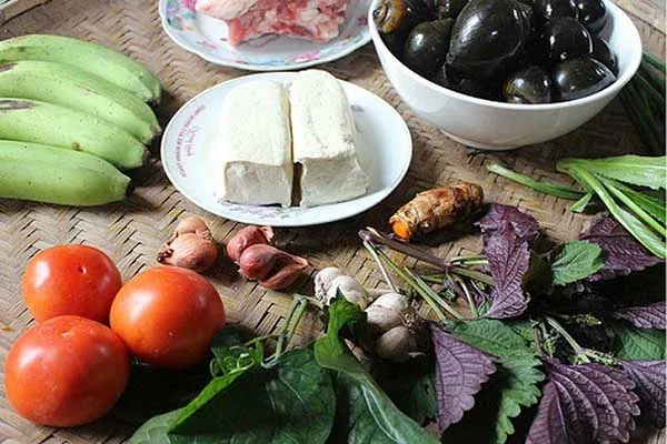 Nguyên liệu nấu canh ốc chuối đậu gồm ốc nhồi, chuối xanh, đậu phụ và rau thơm