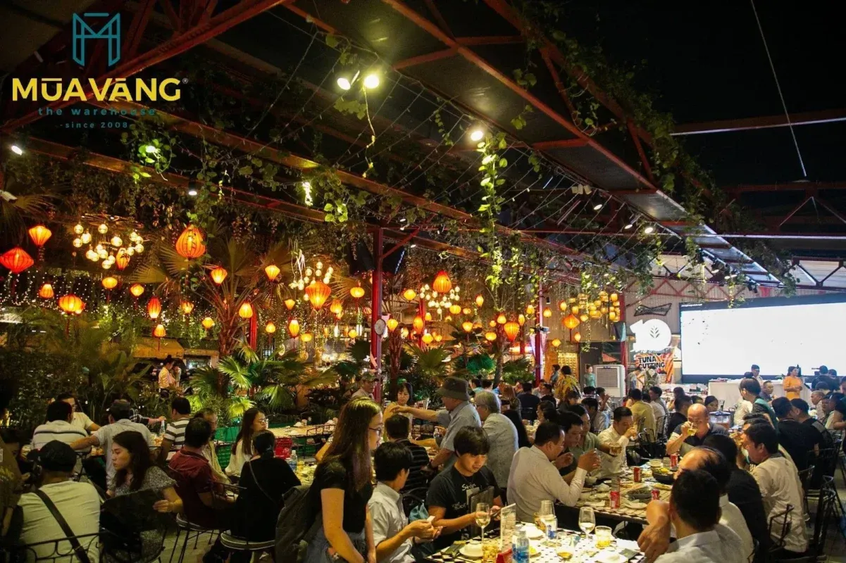 Không gian sang trọng của nhà hàng Mùa Vàng với thiết kế hiện đại, phòng VIP rộng rãi phục vụ tiệc tất niên