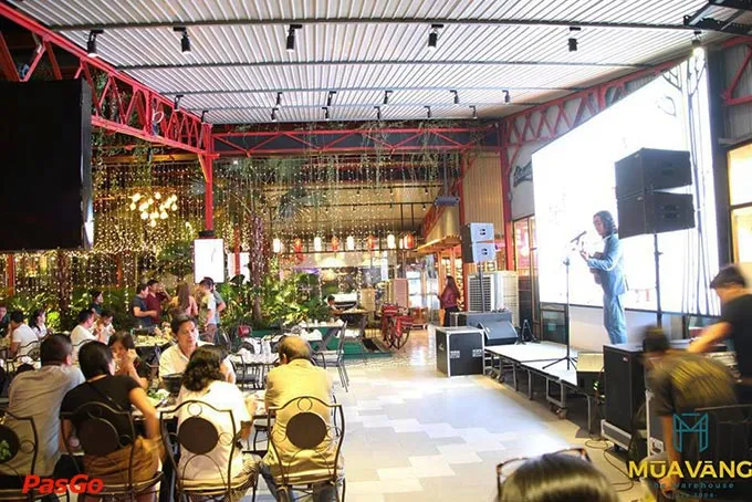 Không gian sân vườn được trang trí cực kì đẹp mắt với sự thoáng mát do cây xanh mang lại