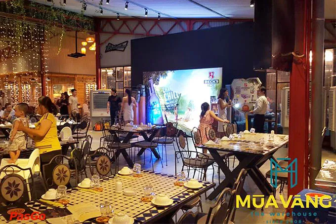 Nhà hàng Mùa Vàng luôn có sân khấu phục vụ nhu cầu giải trí của thực khách khi dùng bữa