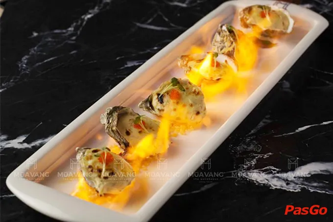 Tinh hoa ẩm thực châu Á cũng được kết hợp nhuần nhị trong hệ thống thực đơn của nhà hàng hải sản này