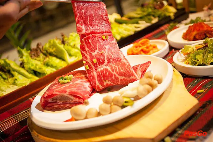 Nhà hàng Mùa Vàng Garden sử dụng rất nhiều nguyên liệu như thịt bò, thịt dê, thịt gà trong chế biến