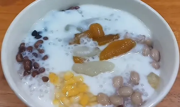 Tô chè thập cẩm miền Nam phong phú với nước cốt dừa đậm đà